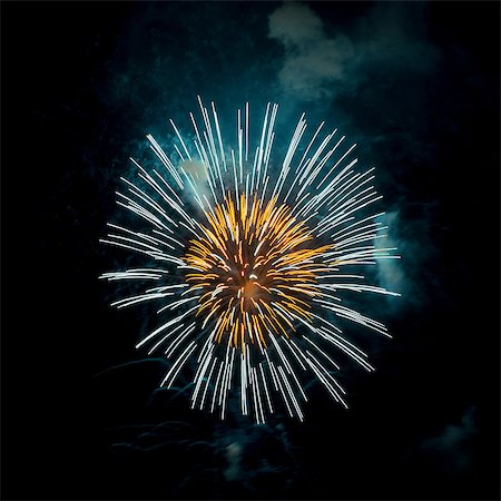 explotar - Fireworks exploding in night sky Foto de stock - Sin royalties Premium, Código: 614-07146686