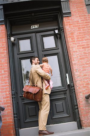 eingangstür - Man holding baby standing at front door Stockbilder - Premium RF Lizenzfrei, Bildnummer: 614-07194313