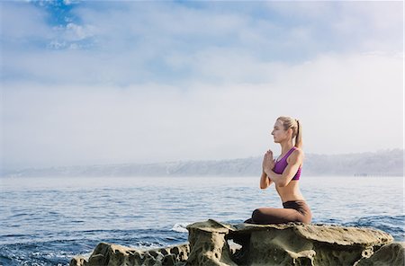 fit young woman - Woman doing yoga at coast Photographie de stock - Premium Libres de Droits, Code: 614-07194320