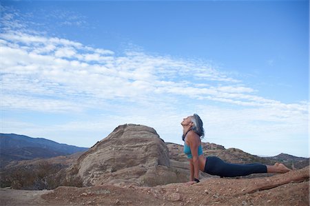 simsearch:614-07194348,k - Woman doing yoga at Vazquez Rocks Photographie de stock - Premium Libres de Droits, Code: 614-07194337