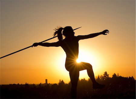 schleudern - Athlete throwing javelin Photographie de stock - Premium Libres de Droits, Code: 614-07194376