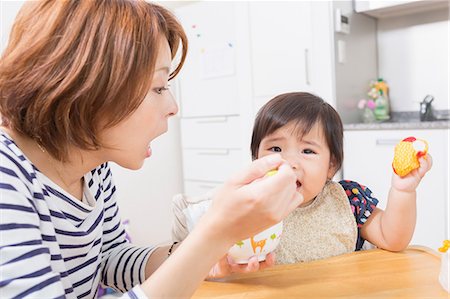 simsearch:614-06897874,k - Mother feeding baby in kitchen Photographie de stock - Premium Libres de Droits, Code: 614-07194394