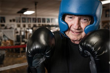 divertirsi - Senior man wearing boxing gloves and helmet Fotografie stock - Premium Royalty-Free, Codice: 614-07194427