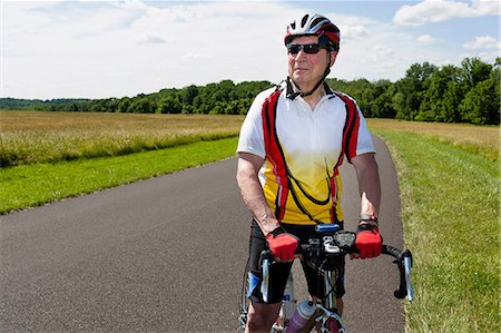 senior fitness - Senior man riding bicycle through countryside Photographie de stock - Premium Libres de Droits, Code: 614-07194429