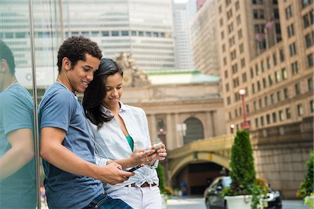 Couple reading text message on mobile phone Photographie de stock - Premium Libres de Droits, Code: 614-07194520