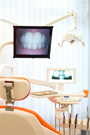 Dental clinic and computer monitors with pictures of teeth Stock Photo - Premium Royalty-Free, Code: 614-07194616