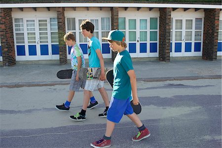 simsearch:6113-08698260,k - Three boys carrying skateboards Stockbilder - Premium RF Lizenzfrei, Bildnummer: 614-07194659