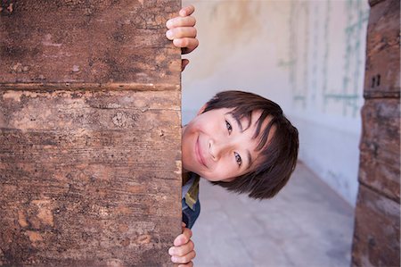 simsearch:614-07194702,k - Portrait of boy peeking from behind wood Stock Photo - Premium Royalty-Free, Code: 614-07194703