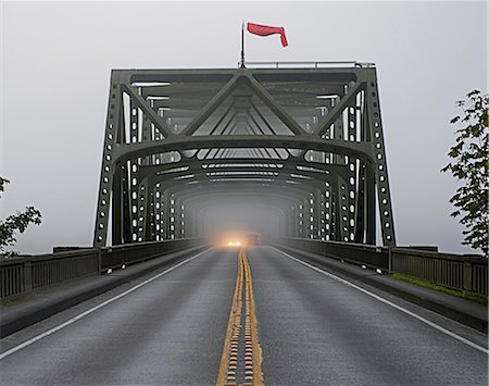 erscheinen - Car emerging from misty bridge Stockbilder - Premium RF Lizenzfrei, Bildnummer: 614-07194790