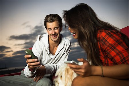 Young couple with cell phone, San Diego, California, USA Stock Photo - Premium Royalty-Free, Code: 614-07194844