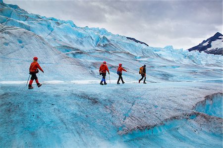 Four people walking on Mendenhall Glacier, Alaska, USA Foto de stock - Sin royalties Premium, Código: 614-07194872
