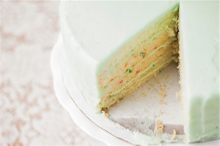 rodajas - Close up still life of sliced celebration cake Foto de stock - Sin royalties Premium, Código: 614-07234793