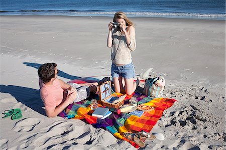picnic - Couple picnicing and photographing, Breezy Point, Queens, New York, USA Foto de stock - Sin royalties Premium, Código: 614-07234825
