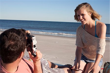 retro - Couple photographing on beach, Breezy Point, Queens, New York, USA Foto de stock - Sin royalties Premium, Código: 614-07234826