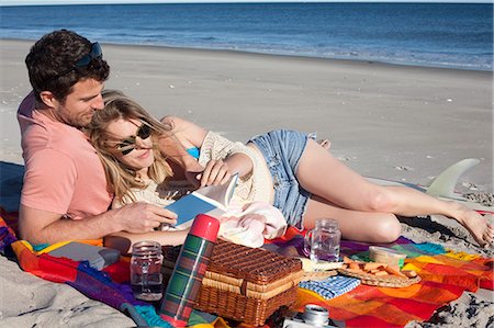 picnic - Couple sharing picnic on beach, Breezy Point, Queens, New York, USA Foto de stock - Sin royalties Premium, Código: 614-07234828