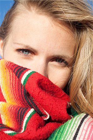 Close up of young woman in blanket, Breezy Point, Queens, New York, USA Foto de stock - Sin royalties Premium, Código: 614-07234838