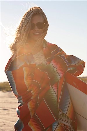 Young woman wrapped in blanket, Breezy Point, Queens, New York, USA Foto de stock - Sin royalties Premium, Código: 614-07234847