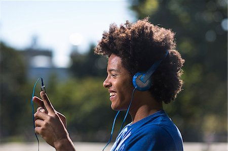 Young man with mp3 player Foto de stock - Sin royalties Premium, Código: 614-07234894