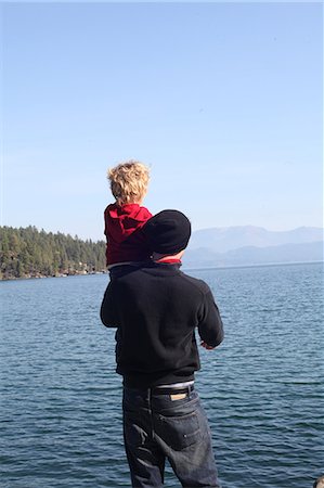 simsearch:649-09277420,k - Father and toddler daughter looking at view across lake Foto de stock - Royalty Free Premium, Número: 614-07234920