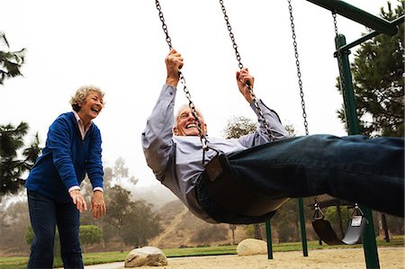 Wife pushing husband on swing Stockbilder - Premium RF Lizenzfrei, Bildnummer: 614-07234950