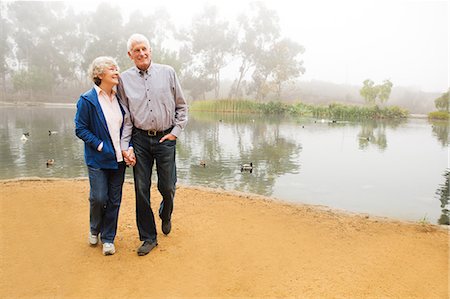 simsearch:649-07437363,k - Husband and wife strolling by the lake Photographie de stock - Premium Libres de Droits, Code: 614-07234960