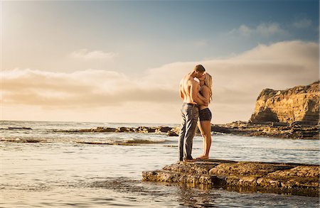 san diego - Young couple kissing on rocks, Sunset Cliffs, San Diego, California, USA Foto de stock - Sin royalties Premium, Código: 614-07234971