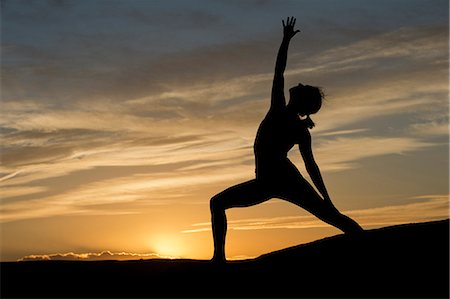 posture du guerrier - Silhouette of young woman doing yoga, Moab, Utah, USA Photographie de stock - Premium Libres de Droits, Code: 614-07239926