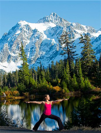 Woman doing yoga in mountain scene, Bellingham, Washington, USA Foto de stock - Sin royalties Premium, Código: 614-07239933