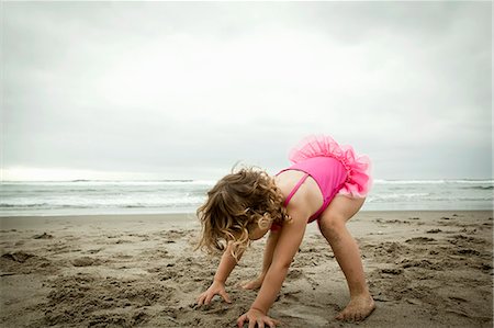 playing (recreation) - Female toddler playing with sand Stock Photo - Premium Royalty-Free, Code: 614-07240007