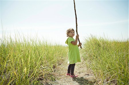 Portrait of female toddler holding long stick Foto de stock - Sin royalties Premium, Código: 614-07240009