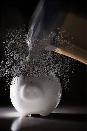 explosivo - Close up hammer hitting piggy bank with blurred motion Foto de stock - Sin royalties Premium, Código: 614-07240000