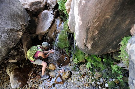 simsearch:649-09208214,k - Female hiker drinking from waterfall, Mount Wilson, Red Rock Canyon, Nevada, USA Photographie de stock - Premium Libres de Droits, Code: 614-07240107