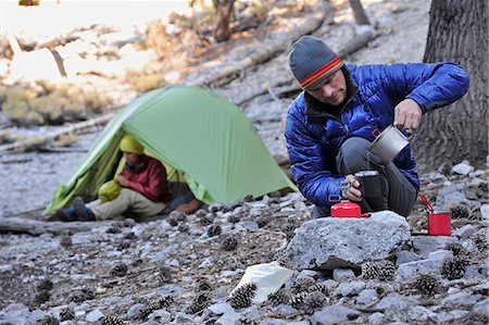 Backpacker couple camping, Mount Charleston, Nevada, USA Foto de stock - Sin royalties Premium, Código: 614-07240112