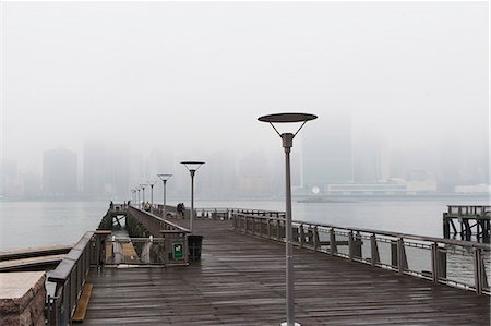 East river pier and skyline in mist,  New York City, USA Foto de stock - Sin royalties Premium, Código: 614-07240113