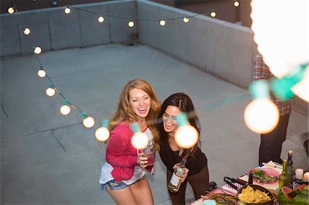 Two female friends dancing at rooftop party Photographie de stock - Premium Libres de Droits, Code: 614-07240199