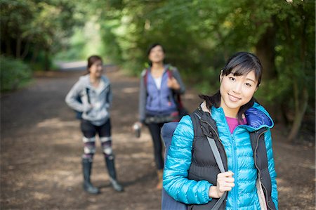 simsearch:614-07444014,k - Three young female hikers on country road Photographie de stock - Premium Libres de Droits, Code: 614-07444009