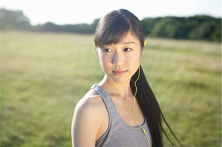 Portrait of young female runner wearing earphones Foto de stock - Sin royalties Premium, Código: 614-07444021