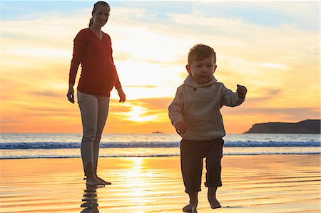 embarazada - Mother and toddler son playing on beach, San Diego, California, USA Photographie de stock - Premium Libres de Droits, Code: 614-07444040