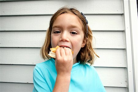 Young girl greedily eating sandwich Foto de stock - Sin royalties Premium, Código: 614-07444053