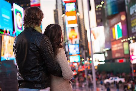 Young couple looking up at neon signs, New York City, USA Foto de stock - Sin royalties Premium, Código: 614-07444088