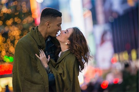 pictures of busy city streets - Young tourist couple wrapped in blanket, New York City, USA Stock Photo - Premium Royalty-Free, Code: 614-07444174