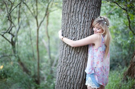 Teenage girl hugging tree in woodland Photographie de stock - Premium Libres de Droits, Code: 614-07444194