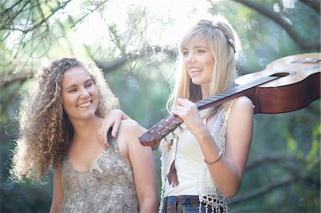 Two teenage girls with acoustic guitar in woodland Photographie de stock - Premium Libres de Droits, Code: 614-07444196