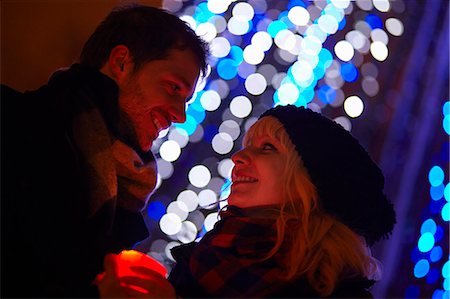 Young couple holding candle in front of city xmas lights Photographie de stock - Premium Libres de Droits, Code: 614-07444257
