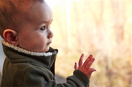 simsearch:614-07031806,k - Close up of baby boy looking out of window Fotografie stock - Premium Royalty-Free, Codice: 614-07444289