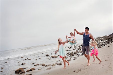 simsearch:649-07239011,k - Parents and two young girls walking on beach Foto de stock - Sin royalties Premium, Código: 614-07444317