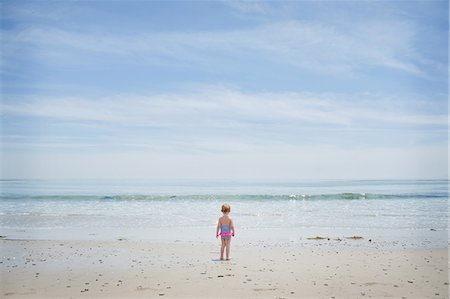 simsearch:614-07031806,k - Apprehensive female toddler watching the sea Fotografie stock - Premium Royalty-Free, Codice: 614-07444323