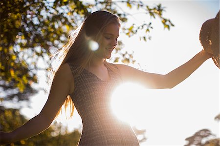 Teenage girl dancing in park Foto de stock - Sin royalties Premium, Código: 614-07444331