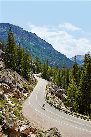 Cyclist on winding highway, Aspen, Colorado, USA Photographie de stock - Premium Libres de Droits, Code: 614-07444378