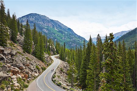 route sinueuse - Cyclists on winding highway, Aspen, Colorado, USA Photographie de stock - Premium Libres de Droits, Code: 614-07444379